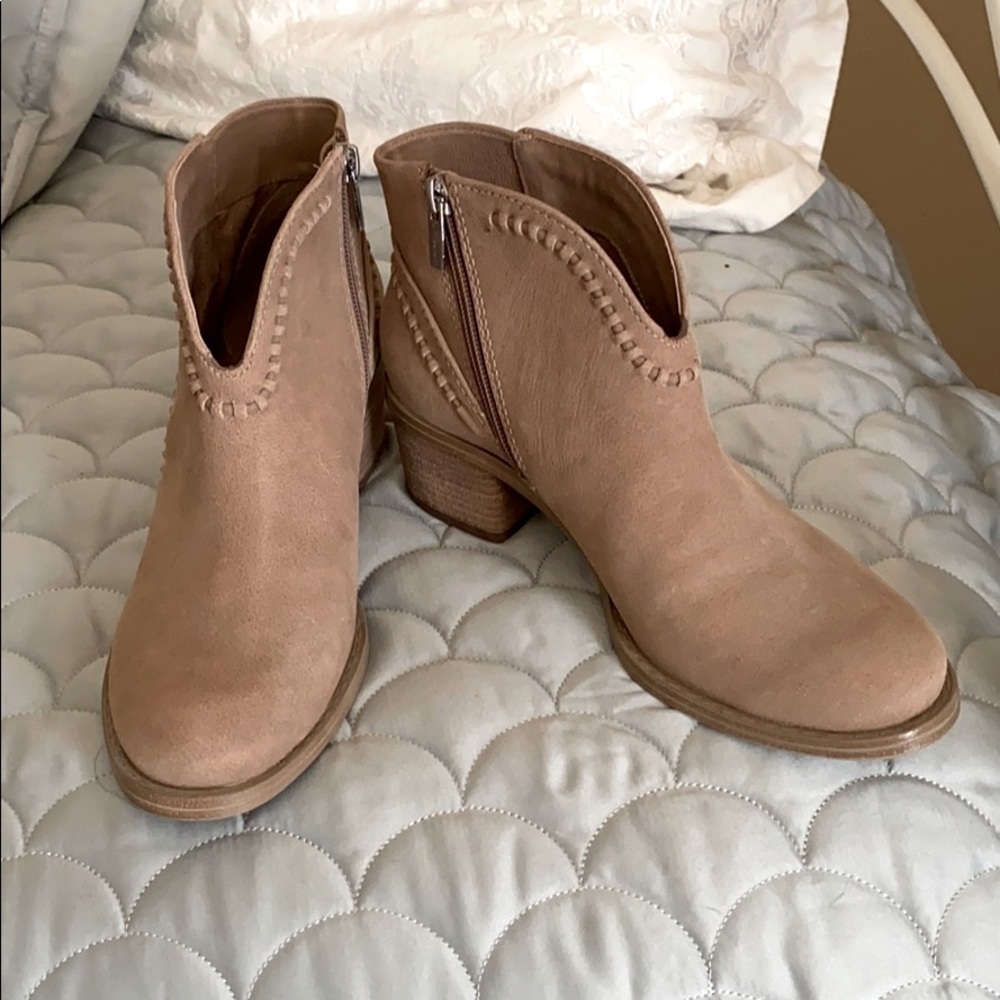 VINCE CAMUTO BOOTIES SZ 7 EUC